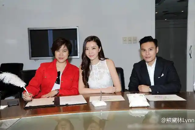 熊黛林与郭可颂晒结婚照