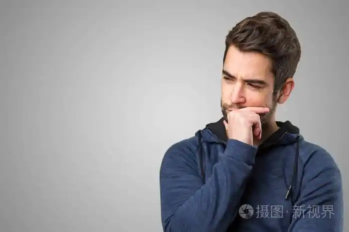 年轻男子灰色背景思考