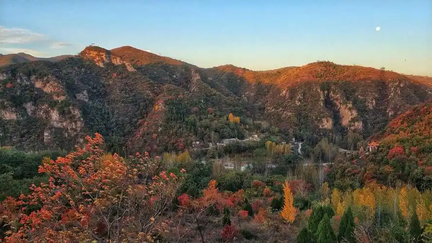 层林尽染,万山红遍浮戏山环翠峪.