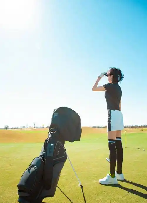 武打女星张蓝心,在蓝天白云下,展示大长腿和骄人身材_高尔夫球_成龙