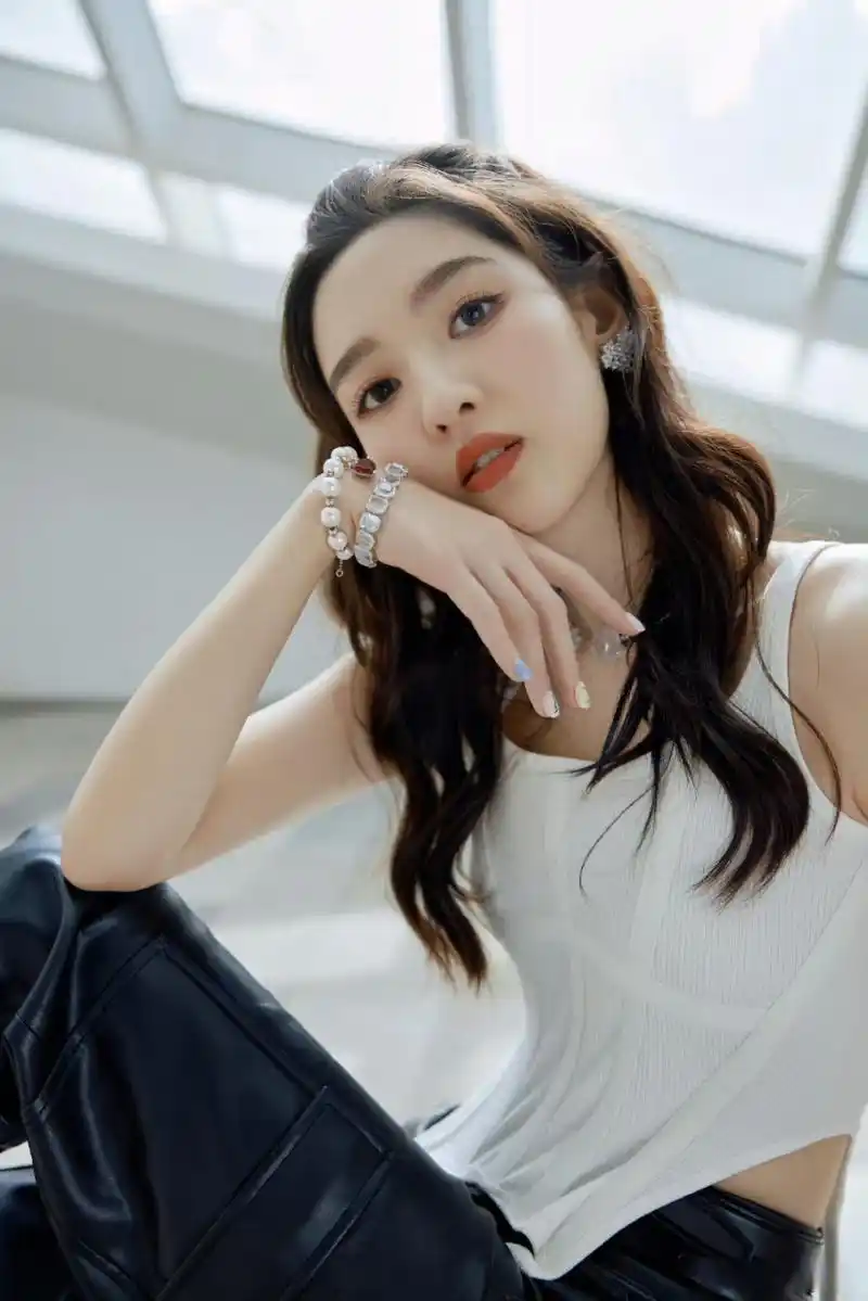 你给我的喜欢# 今天是黑白酷辣的闵慧总监@王玉雯 微卷长发鱼骨吊带