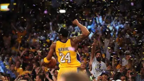 2010年湖人队夺冠瞬间!科比跳上技术台振臂欢呼!经典一幕