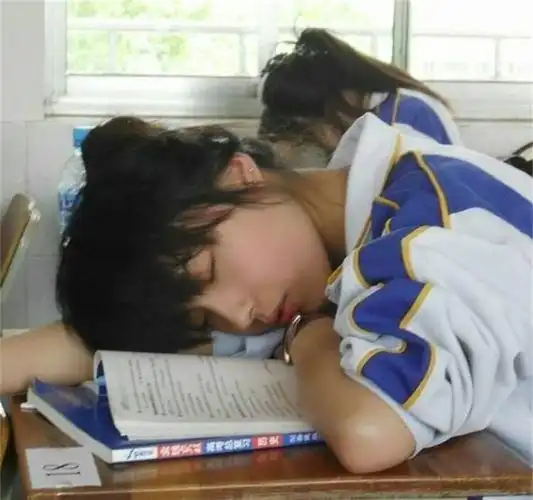 穿短袖校服睡觉是一种什么样的体验?