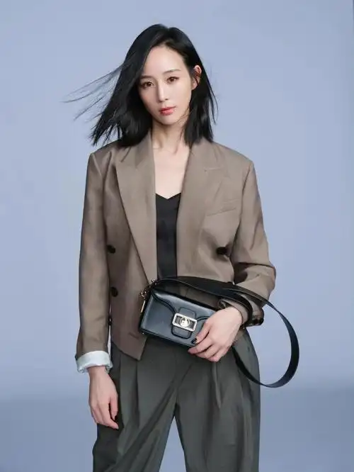 式西装外套搭配长裤轻松打造完美比例#mo  #moco  #moco  #明星同款