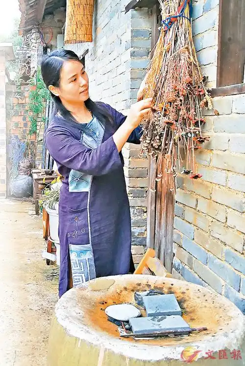 曾经追求时尚的梦云如今粗布麻衣,有时会穿上汉服,在自己打造的农家