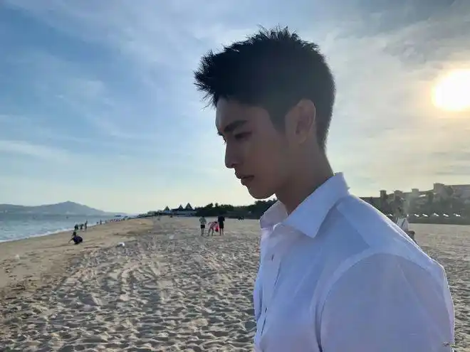 曹佑宁因饰演厉腾,被网友们称为"360度环绕男友",大家就不好奇这位