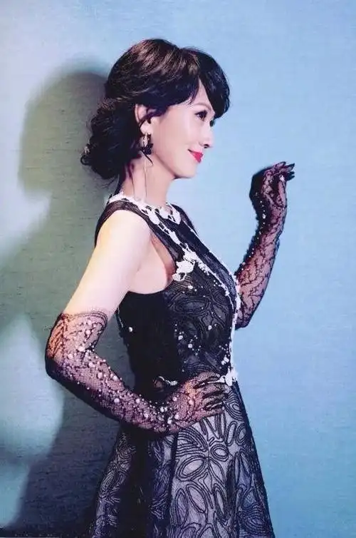 68岁赵雅芝越老越漂亮!穿白色长裙显身材,比73岁老公年轻二十岁