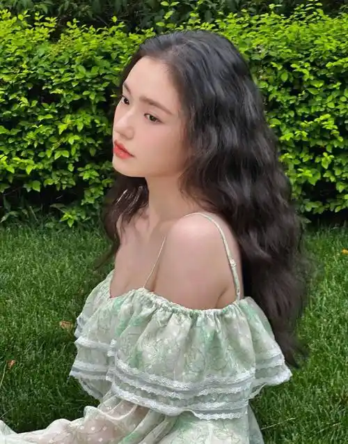 林允身穿绿衣清新,可人美腿坐在草坪上,_绿色_照片_连衣裙