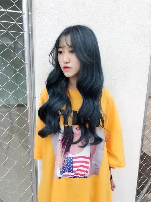 2018最流行的发型颜色蓝灰色77中长发