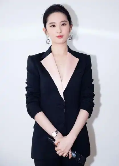 女神刘亦菲时尚大片曝光西装配皮裤飒气十足仙女耍酷不一般