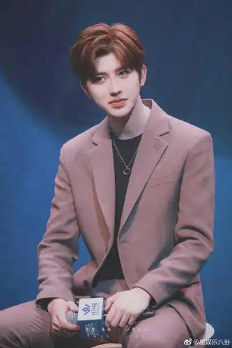 蔡徐坤ninepercent广州新专辑分享会饭拍图:今日份金色清新顺毛坤