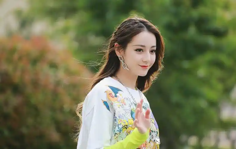 迪丽热巴私服亮眼,荧光t配短裤清新明媚,穿长筒袜显少女_白色