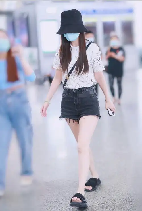 杨颖身穿印花t恤搭配毛边牛仔短裤,清爽干练又凉快舒适!