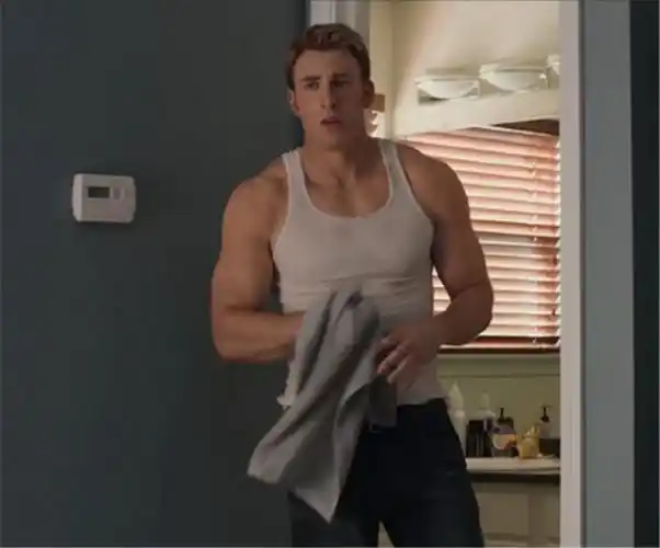 美国队长埃文斯晒自拍意外曝光不雅照迅速疯传登顶热搜第一