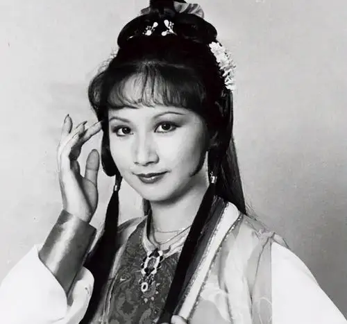 原创被成龙视为女神发掘张国荣梅艳芳70岁薛家燕不再结婚有苦衷