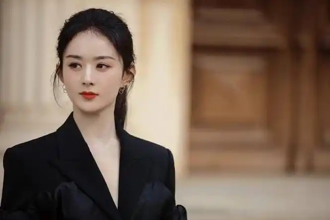 赵丽颖新造型曝光,黑长直又美又飒,脸也变小了,身材也变苗条了|赵丽颖