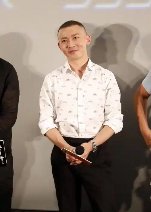 此外,聂远还背了一款黑色单肩包作为搭配.