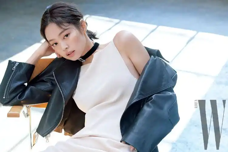 分享一组金智妮(jennie)图片给大家,图中的明星图片壁纸会点缀你的