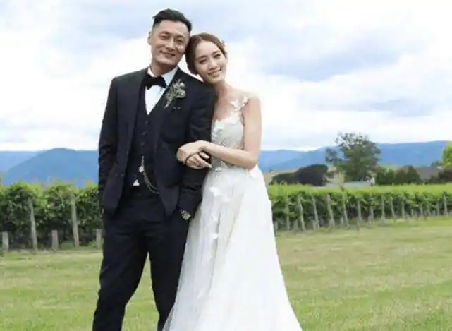 余文乐妻子谈早产女儿出生时仅2斤重需全身插管夫妻崩溃大哭