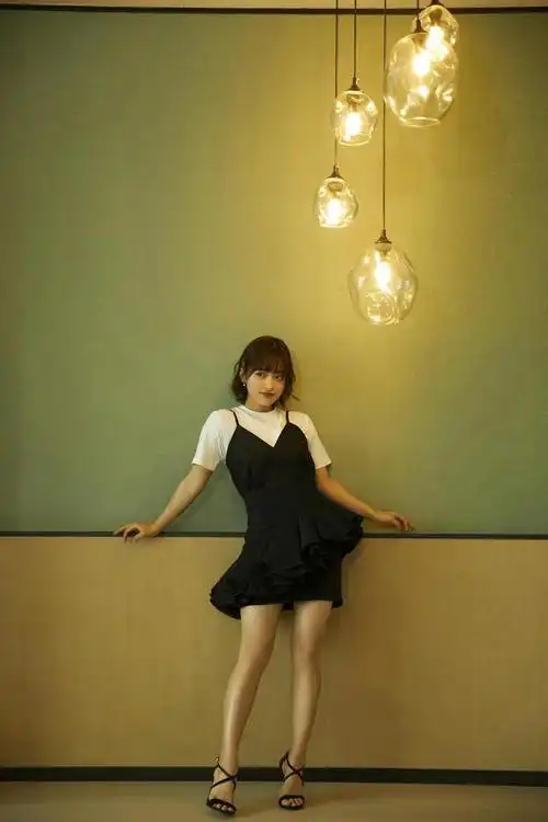 沈月衣品终于在线了黑色背带裙搭配飞行帽甜美又帅气