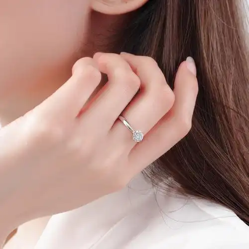 周百福 钻戒 钻石戒指女款求婚戒指白18k金结婚钻戒铂金戒指手捧花