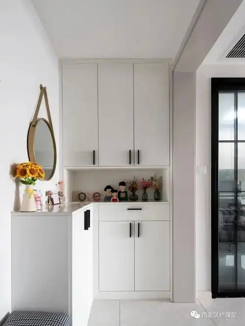 入户转角定制鞋柜,高低柜布局弱化压抑感,同时门口满足了换鞋凳的