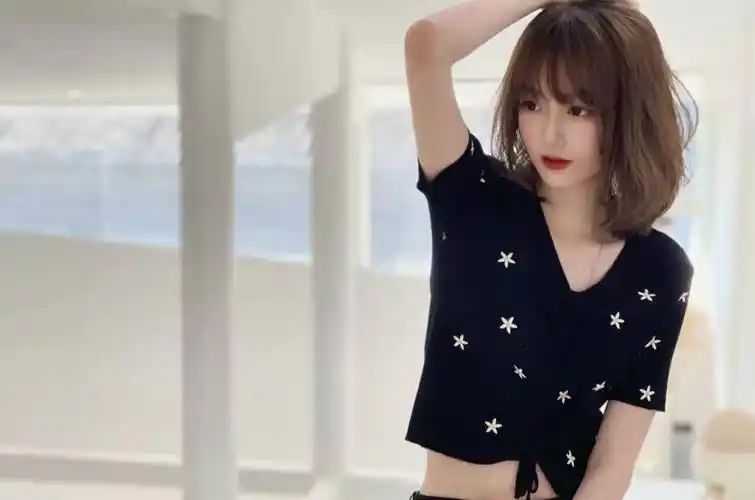 nba主播小七哪一年的(nba主播小七晒生活照,身材纤细苗条,牛仔裤显大