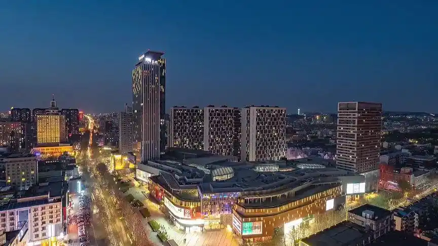 淄博华润万象汇的日与夜,在淄博算是人气数一数二的商场了.