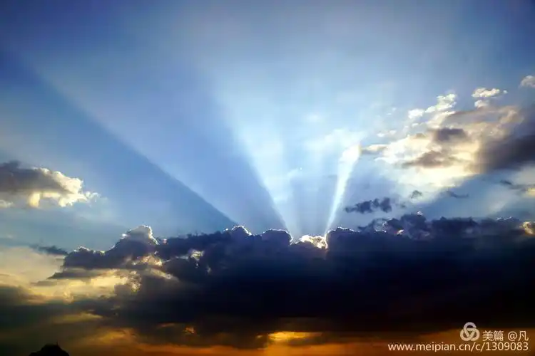 写美篇平生中见过的最美光束, 有人称为耶稣光, 美到让人窒息