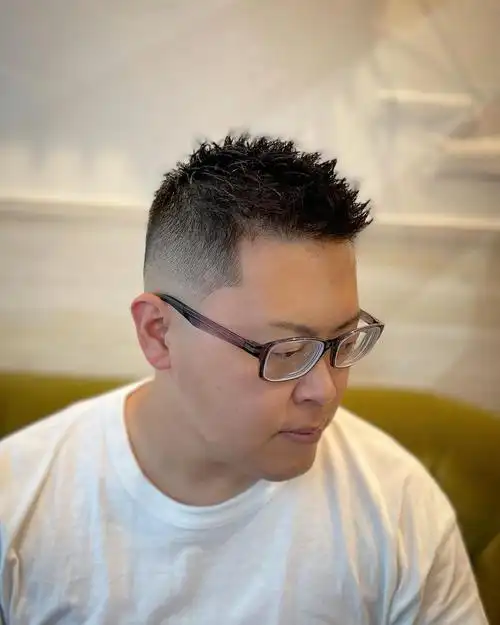 短碎发周边依然是选择铲短,保持清爽干净的造型,头顶的头发剪得相对