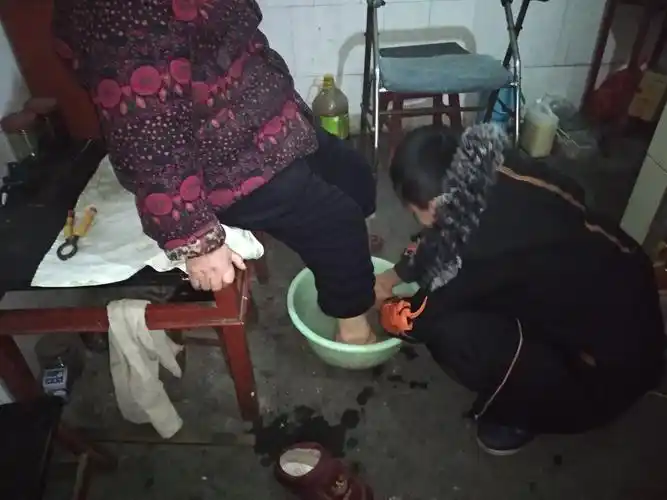 我给奶奶洗脚