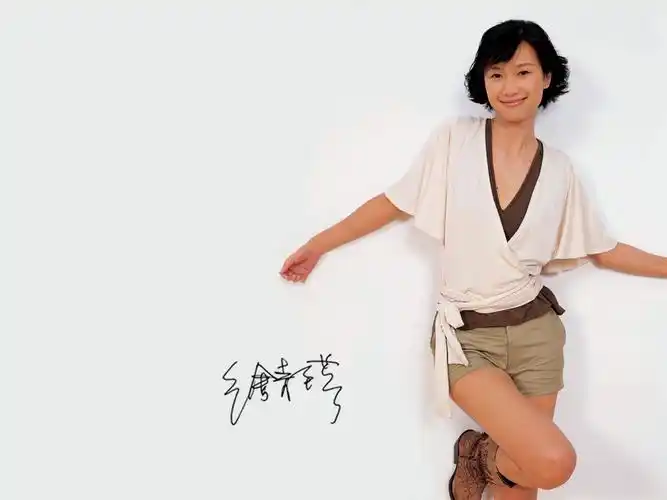 她与章子怡等并称为四大花旦,能开店会玩博客,有绯闻最后却甜蜜_徐静