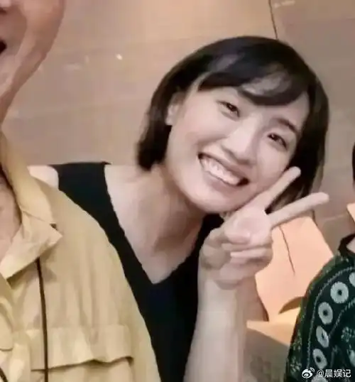 胡歌与老婆同框,两人都身穿黑色衣服,素颜状态亮眼,夫妻俩气质好搭,扑