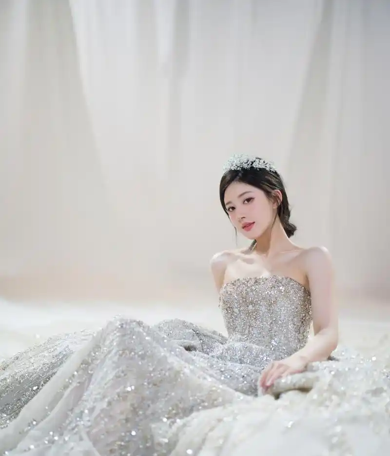 赵露思生日大片:一袭星光纱裙,曼妙甜美