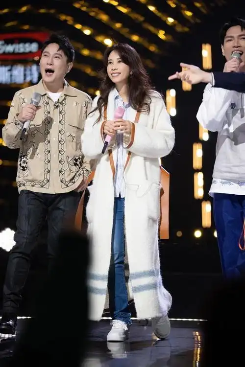 26岁窦靖童弃中性打扮长发示人添女人味,歌声神韵倒模妈妈王菲