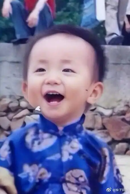 易烊千玺童年照#易烊千玺童年照好可爱,真的是从小帅到大