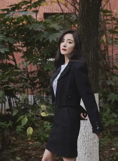 杨幂今日活动造型 身穿白色印花t……|杨幂_新浪新闻