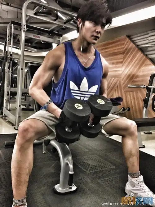 张铭恩生活照写真