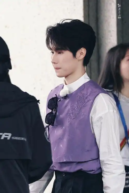 张真源走路左脚绊右脚##张真源差点绊倒自己的反应