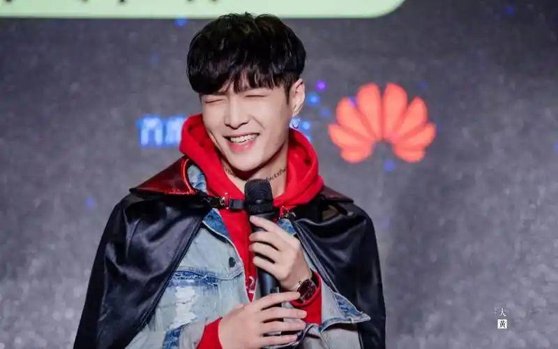 【 张艺兴】愿白日笑的大声 愿深夜睡得安稳