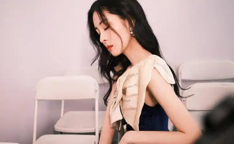 原创张碧晨也太瘦了穿露肩裙脖颈线条突出一点不像是生过娃