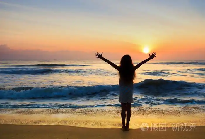 在美苏期间站在海边的女孩的侧面影像