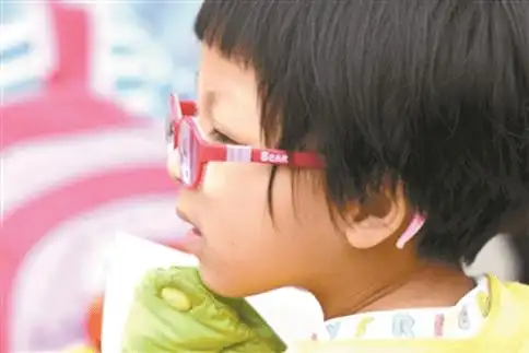 4岁女孩近视600度!原来是老人带娃平时喜欢这样做.