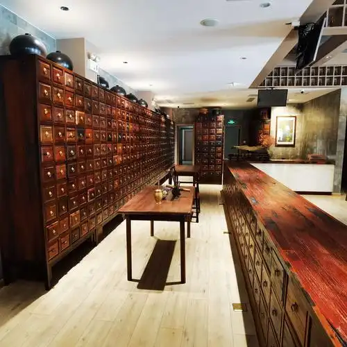 会客休闲大厅,几百格中药小药柜,规模挺大的.