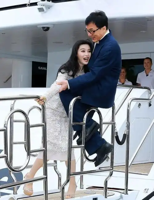 当时范冰冰穿的是一件很薄的礼服,那个面料一看就特别轻薄.