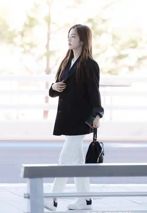 不过,裴珠泫选择的这件黑色西装是不是拿错了码数了啊,穿上身的样子