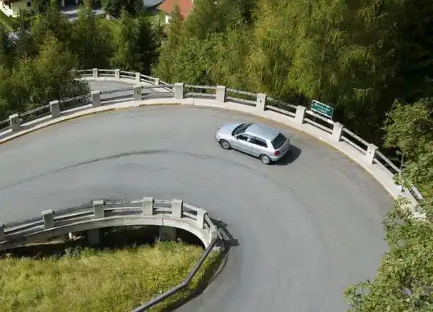 开车转弯时点刹好,还是一直踩着刹车平稳过弯好?了解一下吧