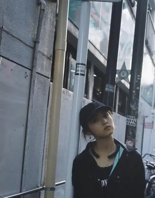 17岁张子枫街拍,一身黑色look个性十足还很酷,素颜出镜好耿直