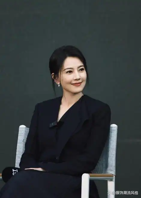 高圆圆穿出中年女性想要的高级感,黑西装搭高腰百褶裙,气质惊艳