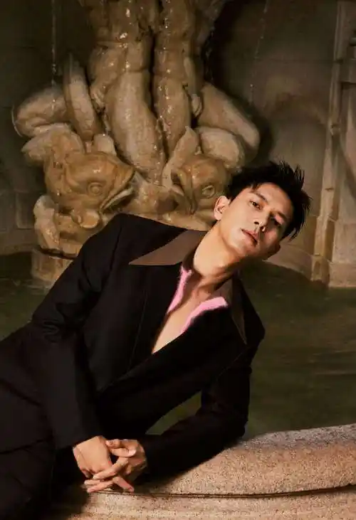 品牌代言人@李现ing身穿prada 2023秋冬系列亮相今晚2024春夏男装大秀